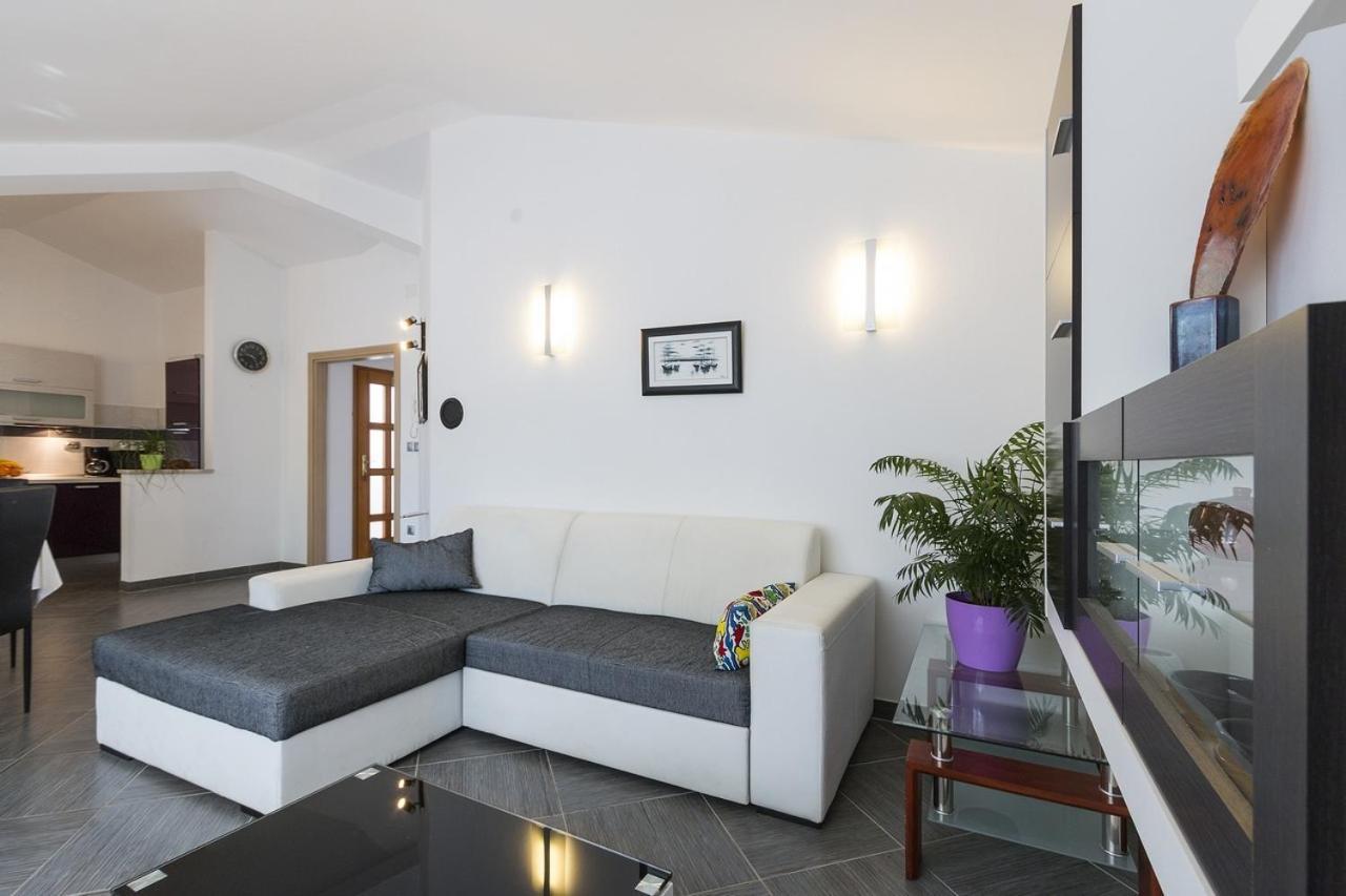 Apartment Carmen Pula Bagian luar foto